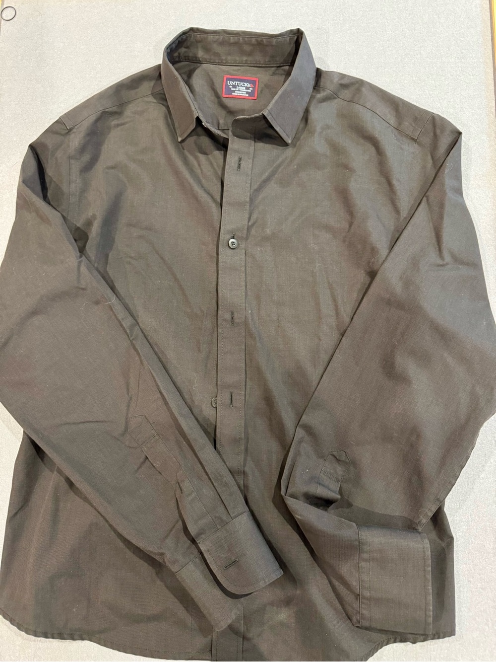 UNTUCKit Men's Long-Sleeve Button-Up Shirt in Dark Grey/Black